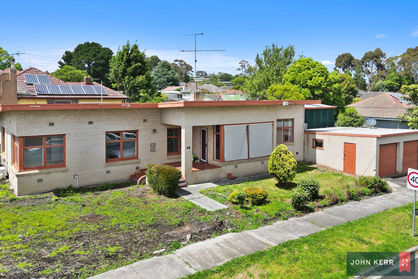 5 bedrooms House in 19 Law Street NEWBOROUGH VIC, 3825