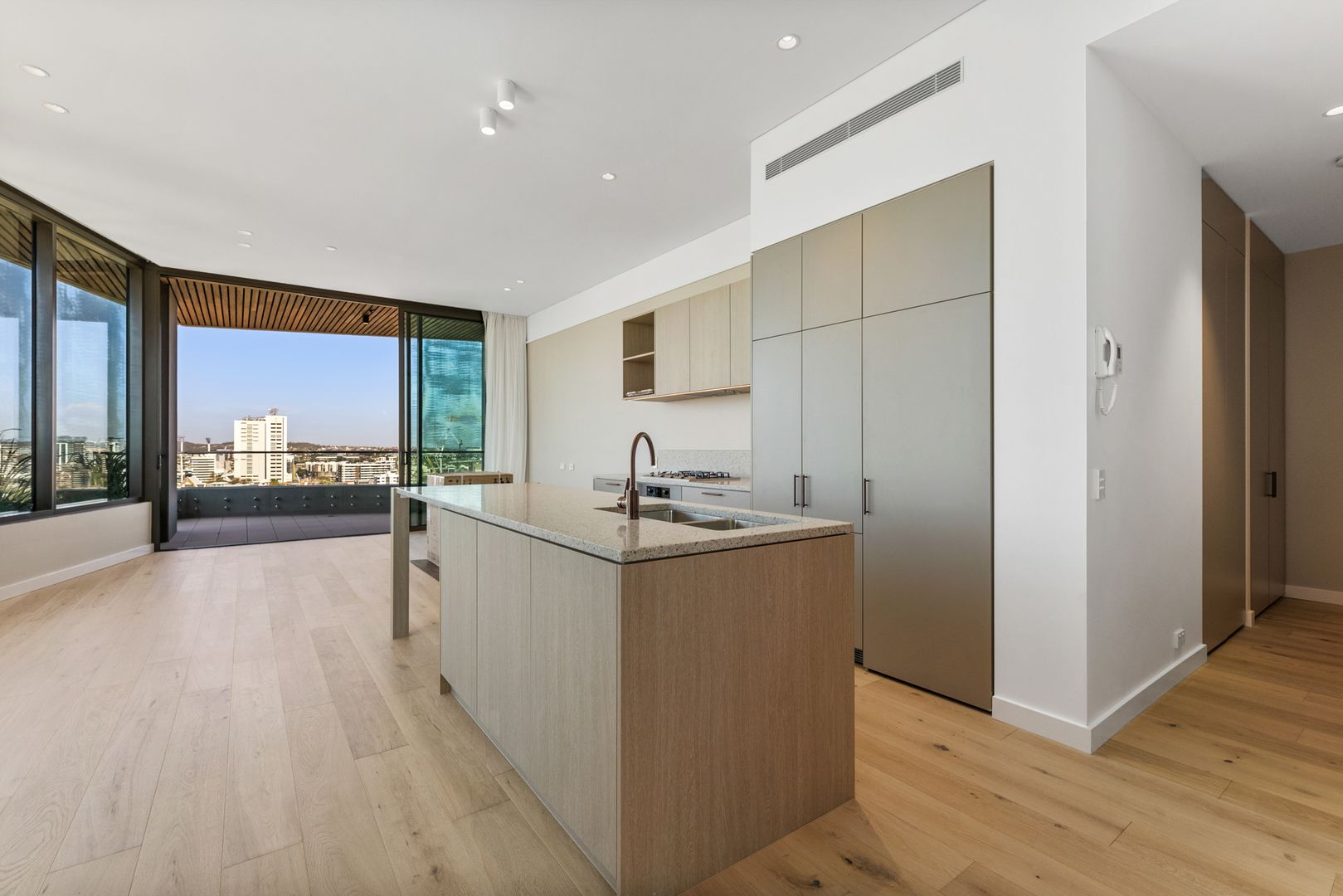 1208/470 Main Street, Kangaroo Point QLD 4169, Image 2