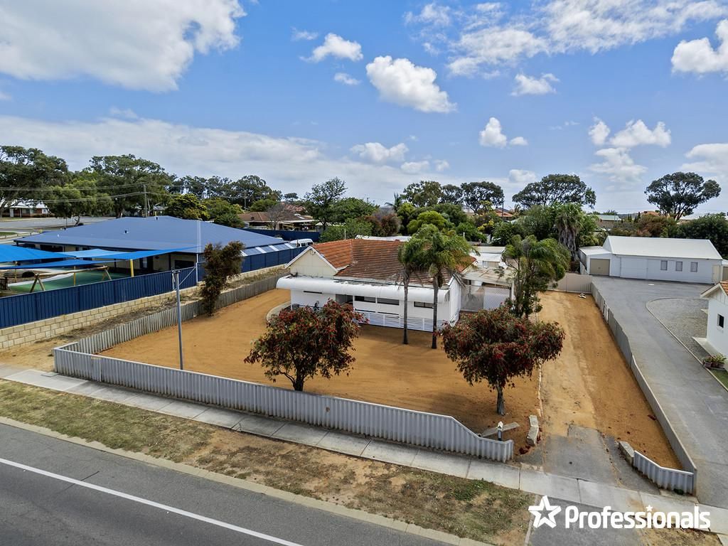 5 bedrooms House in 413 Chapman Road BLUFF POINT WA, 6530