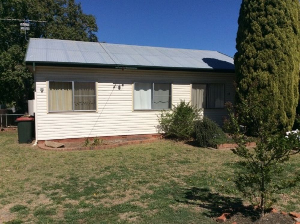 2 bedrooms House in 13 Dowell Avenue NORTH TAMWORTH NSW, 2340