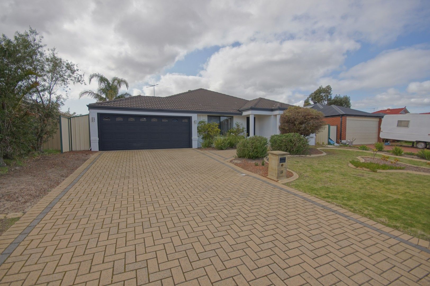 4 bedrooms House in 37 Minerva Loop SUCCESS WA, 6164