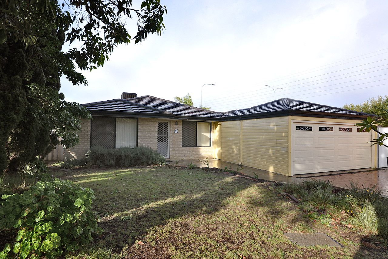 4 bedrooms House in 33 Monaltie Loop CARRAMAR WA, 6031