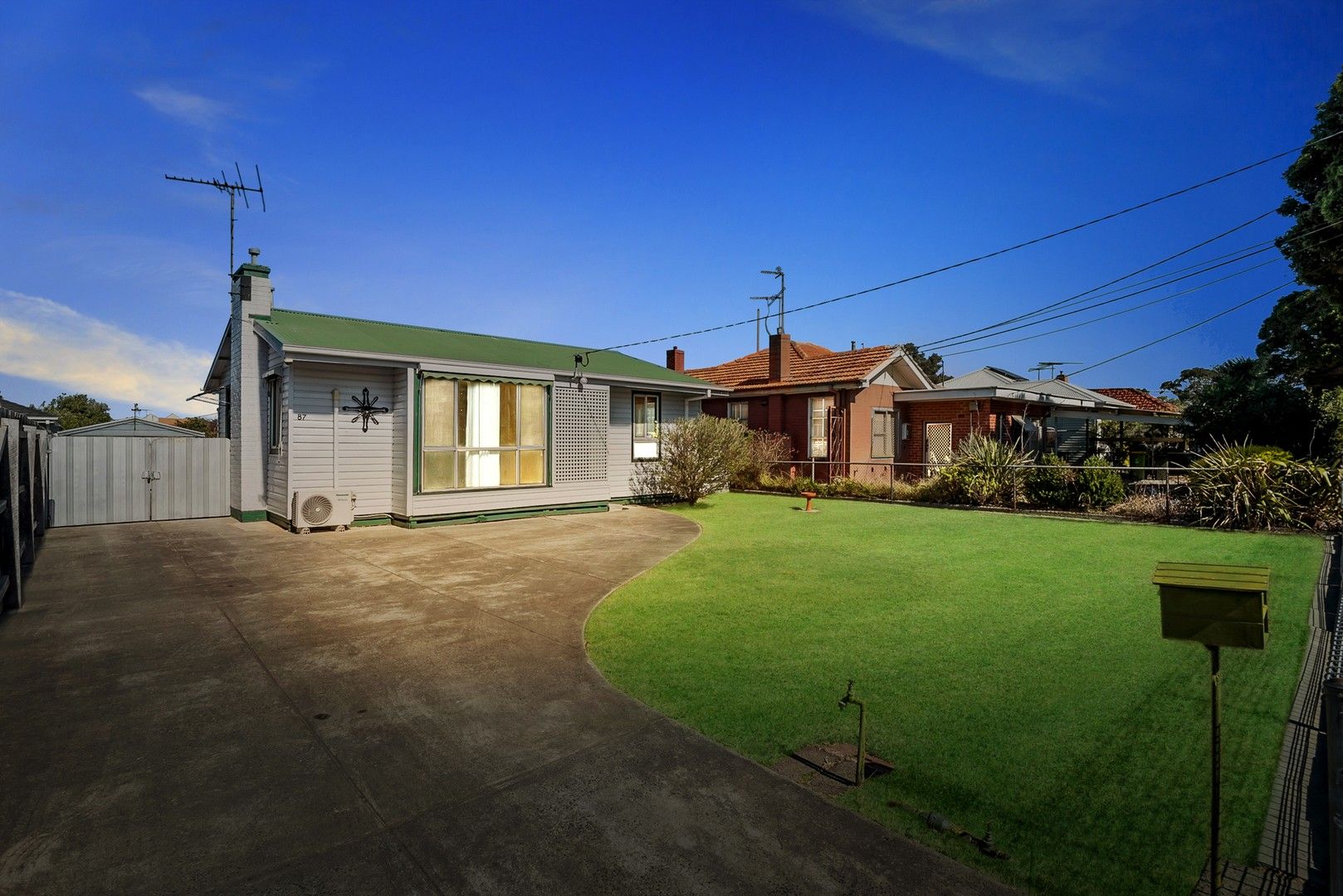 2 bedrooms House in 87 McMahon Road RESERVOIR VIC, 3073