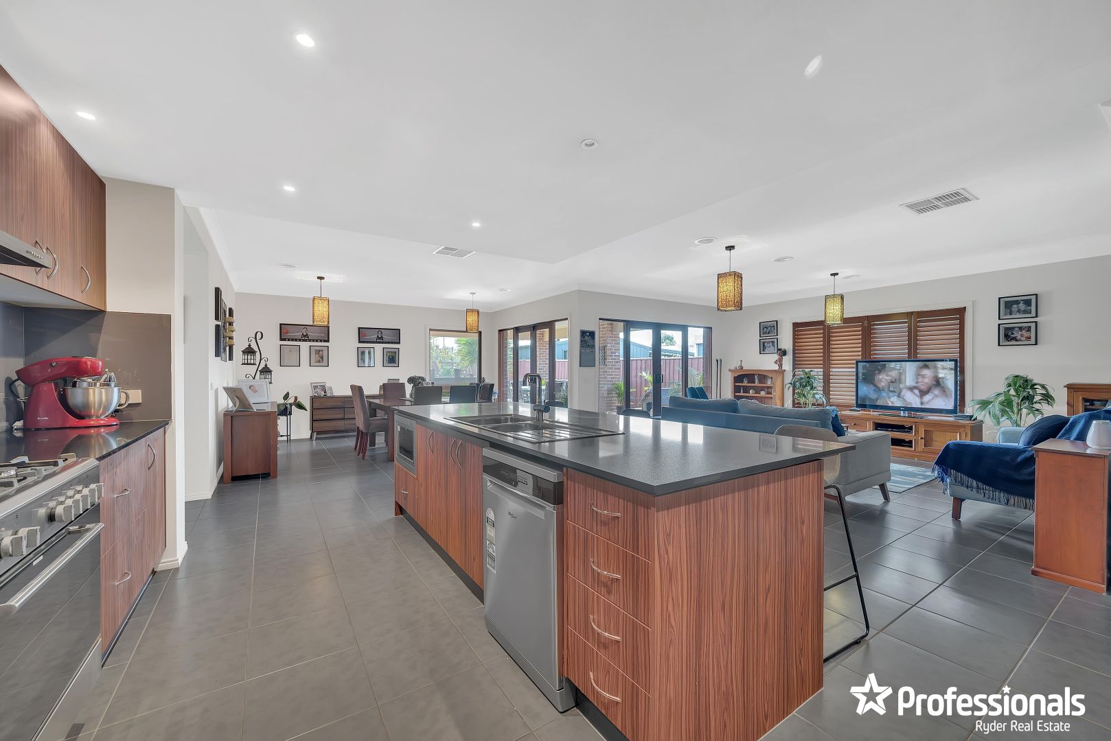 24 Rushworth Avenue, Eynesbury VIC 3338, Image 2