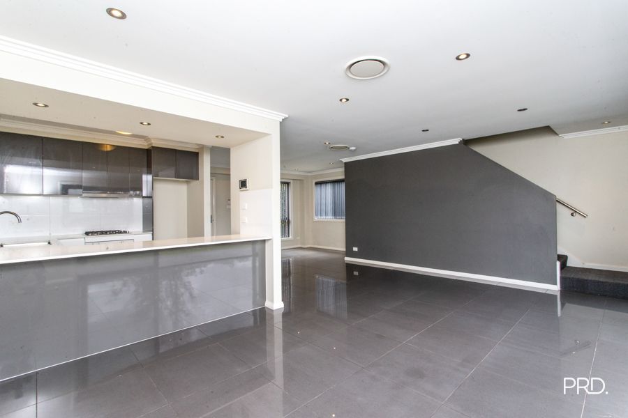 3 bedrooms Townhouse in 2/400 Glenmore Parkway GLENMORE PARK NSW, 2745