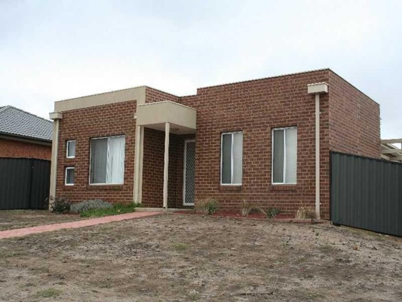 28 Lakewood Boulevard, Melton VIC 3337