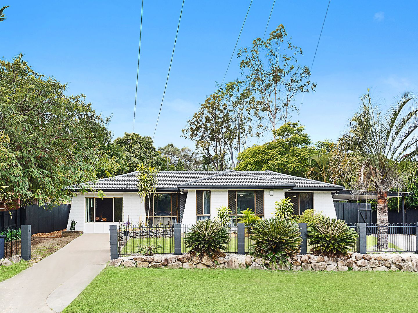 4 bedrooms House in 4 Wendy Street CAMIRA QLD, 4300