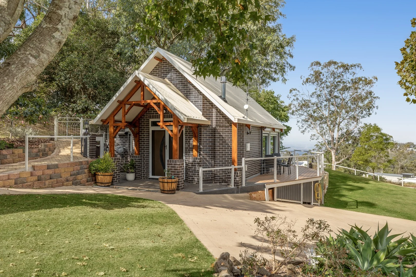 1 Huntingdale Court, Mount Lofty QLD 4350