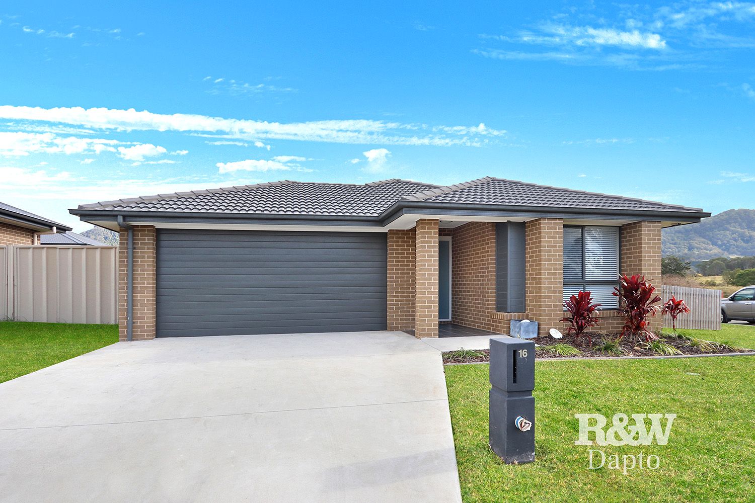 4 bedrooms House in 16 Omaroo Place HORSLEY NSW, 2530
