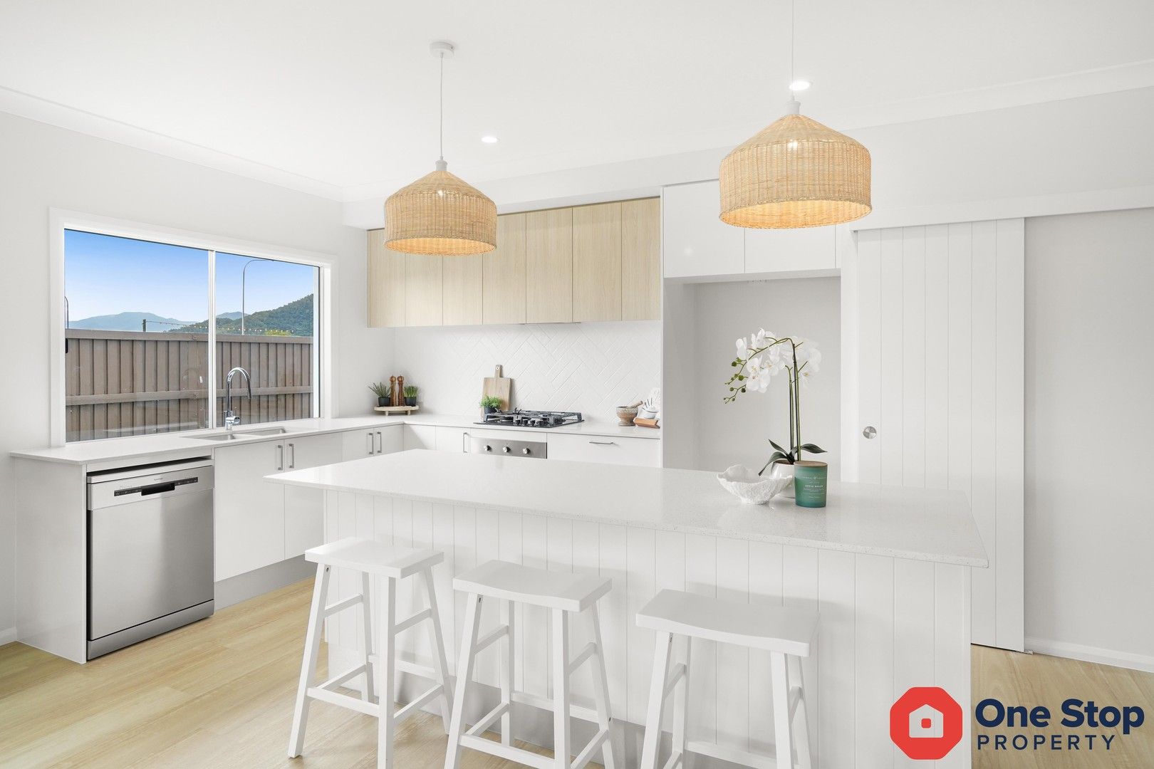 4 bedrooms House in 18 Cherrybrook Drive BENTLEY PARK QLD, 4869