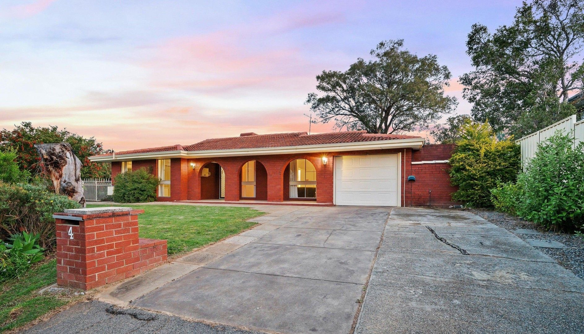 3 bedrooms House in 4 Wandoo Street MOUNT NASURA WA, 6112
