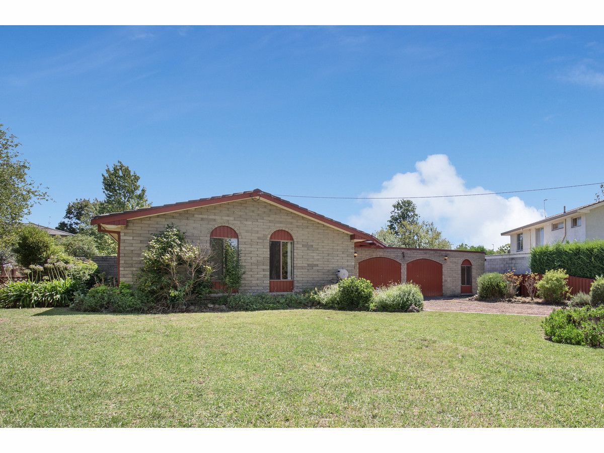 4 bedrooms House in 27 Dorothy Avenue ARMIDALE NSW, 2350