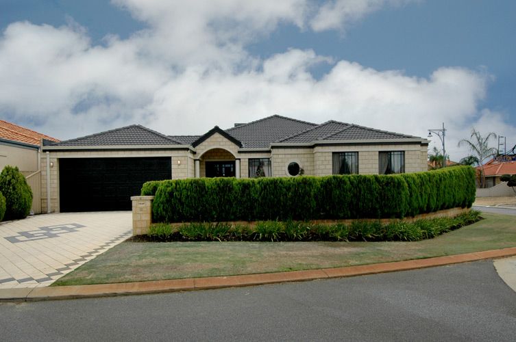 4 bedrooms House in 12 Castleton Way CANNING VALE WA, 6155