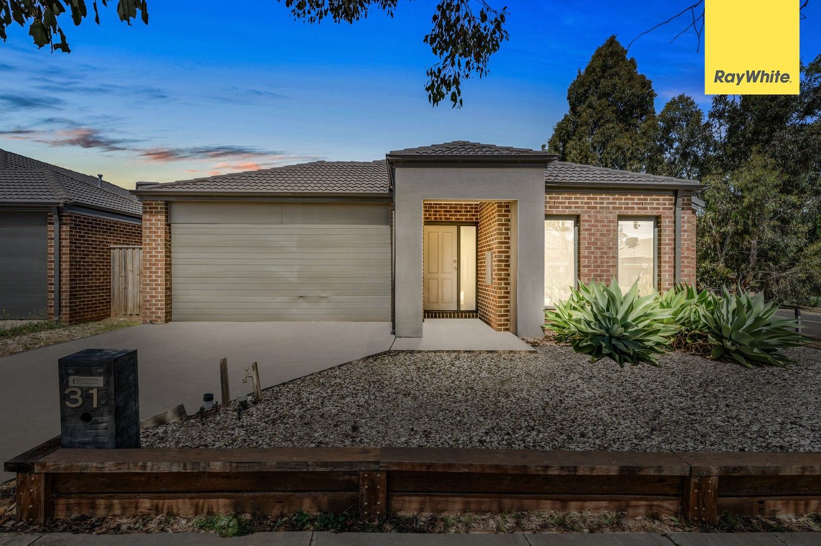 4 bedrooms House in 31 Embleton Chase WEIR VIEWS VIC, 3338
