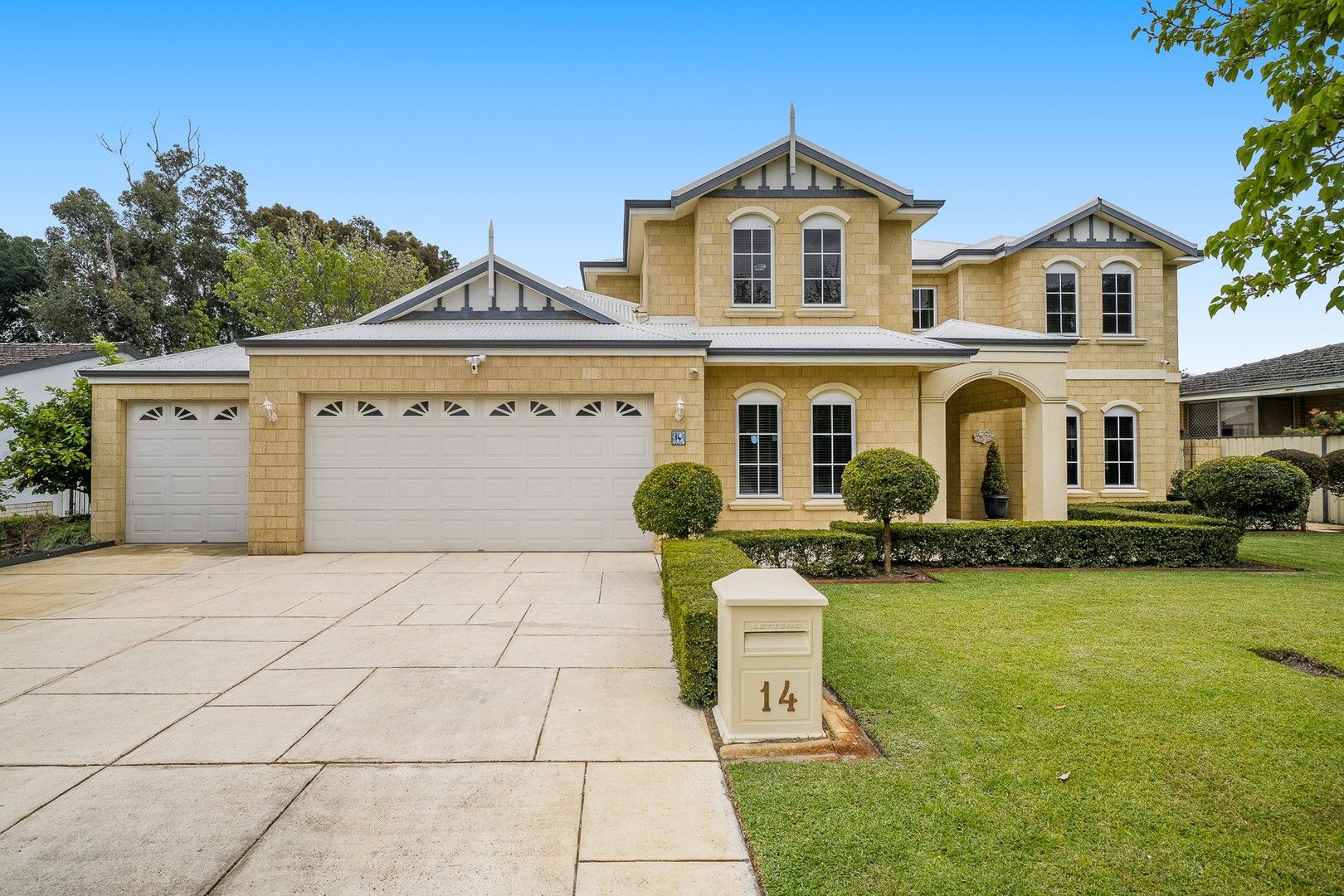 5 bedrooms House in 14 Central Road ROSSMOYNE WA, 6148