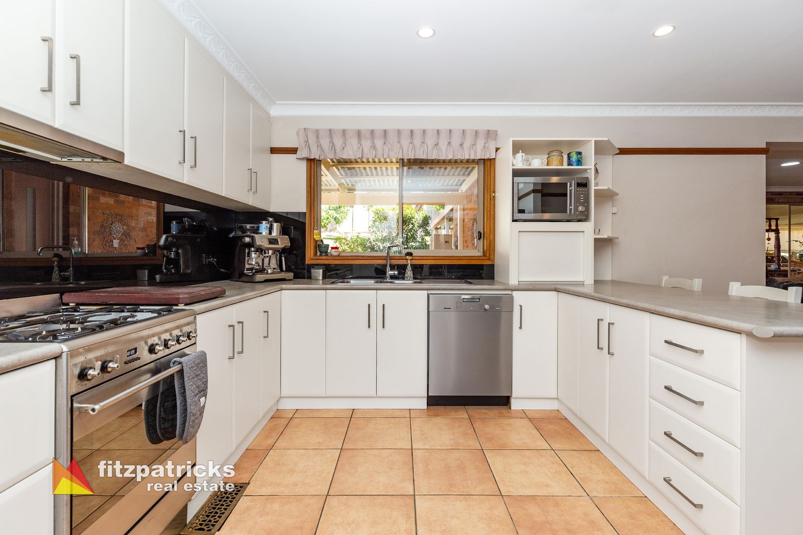 63 Simkin Crescent, Kooringal NSW 2650, Image 2