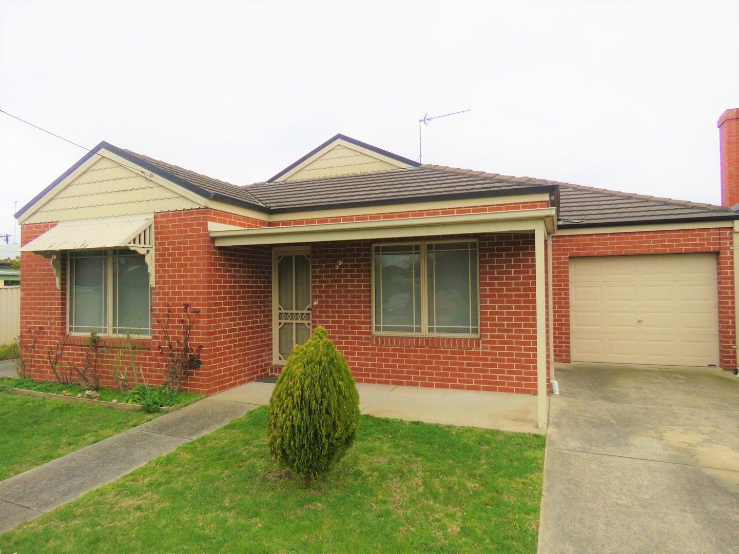 2 bedrooms Apartment / Unit / Flat in 1/1 Linden Avenue WENDOUREE VIC, 3355