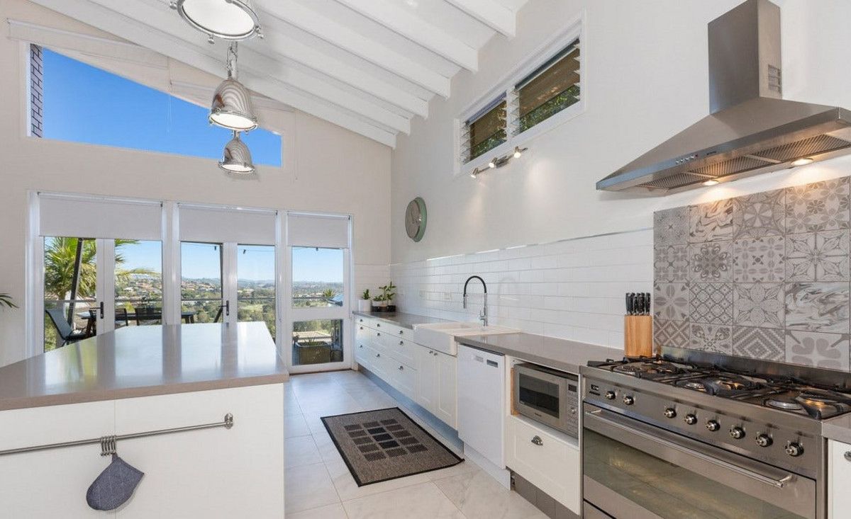 5 bedrooms House in 19 Durigan Place BANORA POINT NSW, 2486