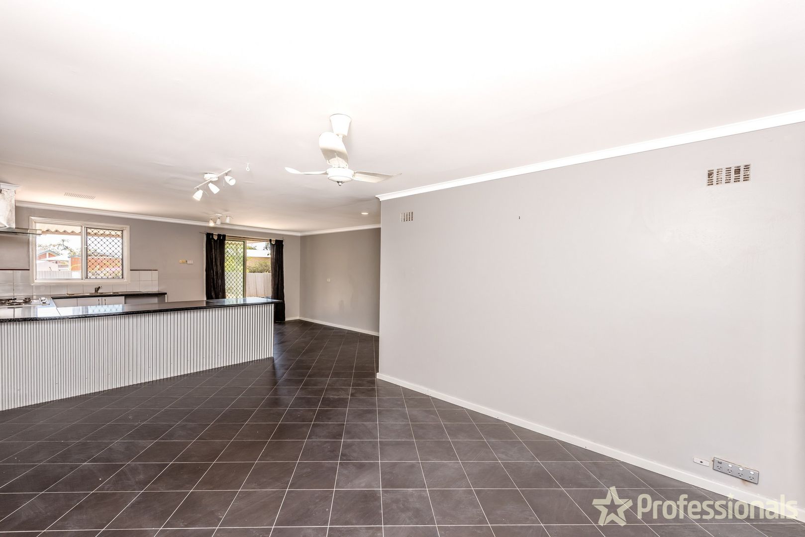 77 Chapman Valley Road, Waggrakine WA 6530, Image 2