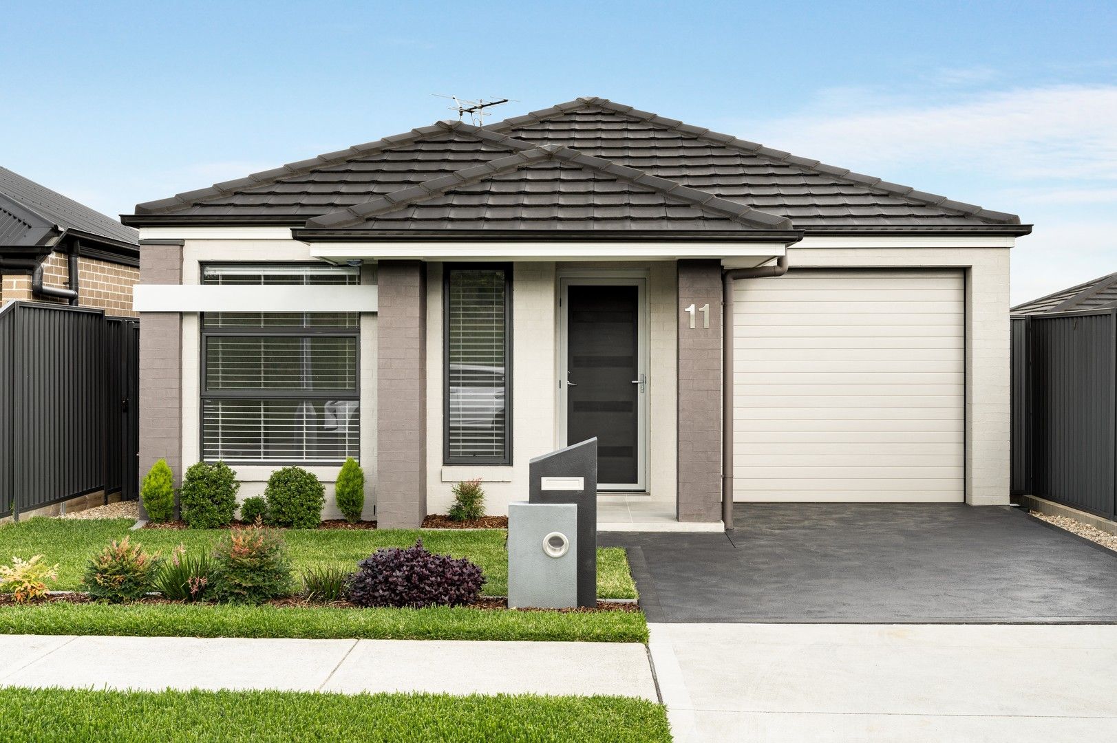 4 bedrooms House in 11 Landaise Road AUSTRAL NSW, 2179