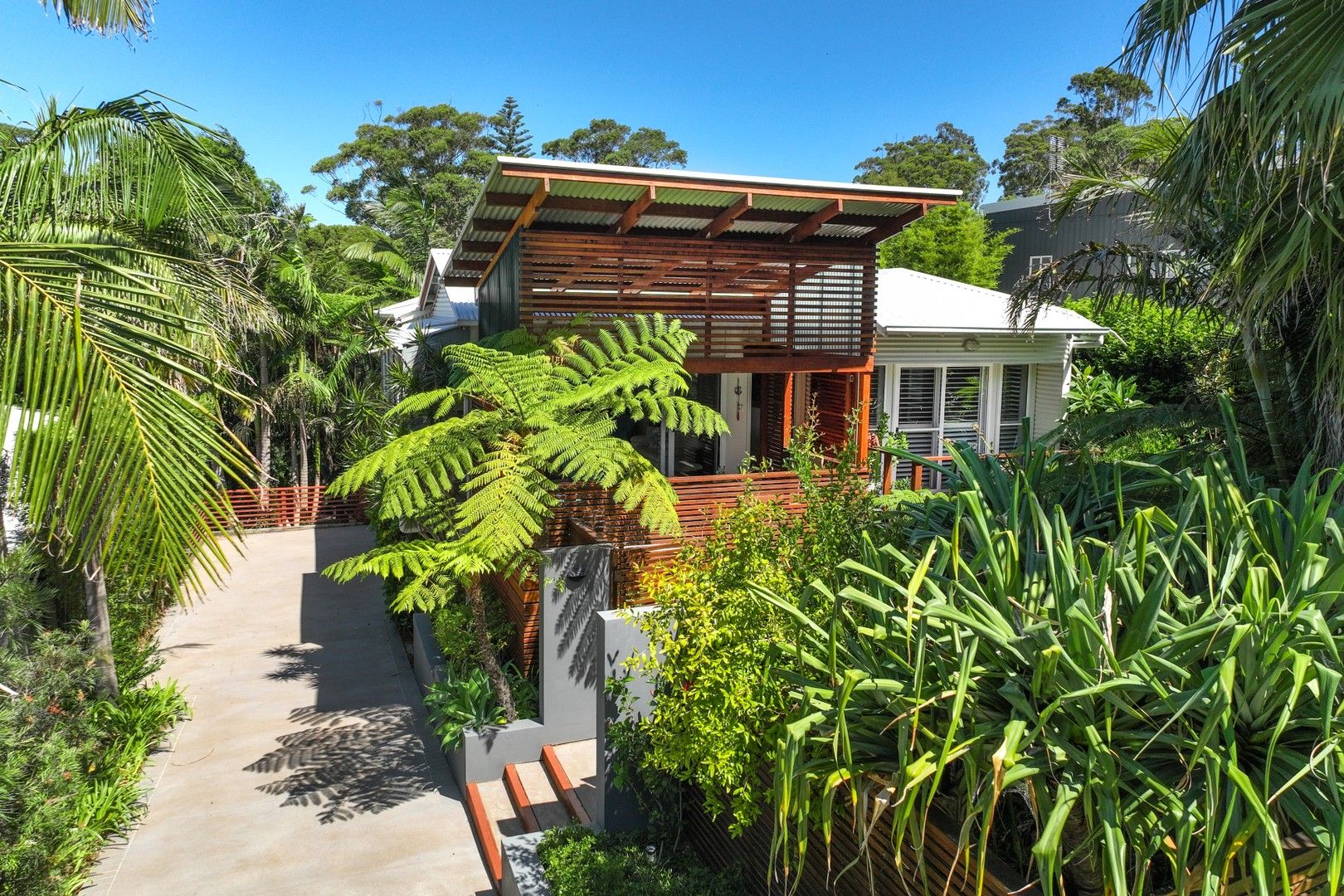 4 bedrooms House in 29 Bannister Head Road MOLLYMOOK BEACH NSW, 2539