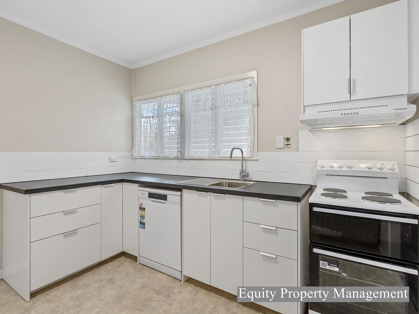 39 Killarney Avenue, Manly West QLD 4179, Image 2