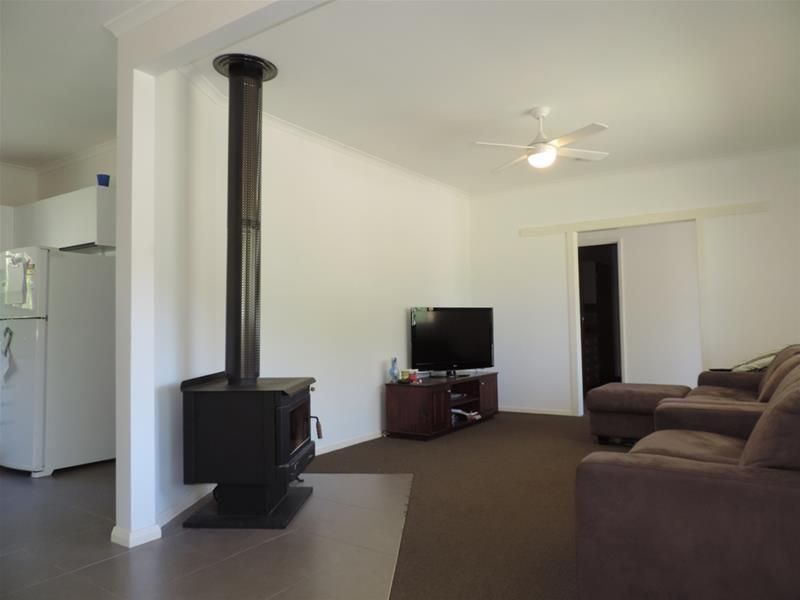 15 Claret Court, Bright VIC 3741, Image 2