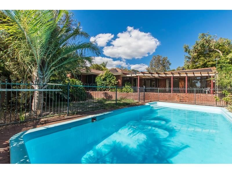 4 bedrooms House in 8 Sylvan Gardens CARINE WA, 6020