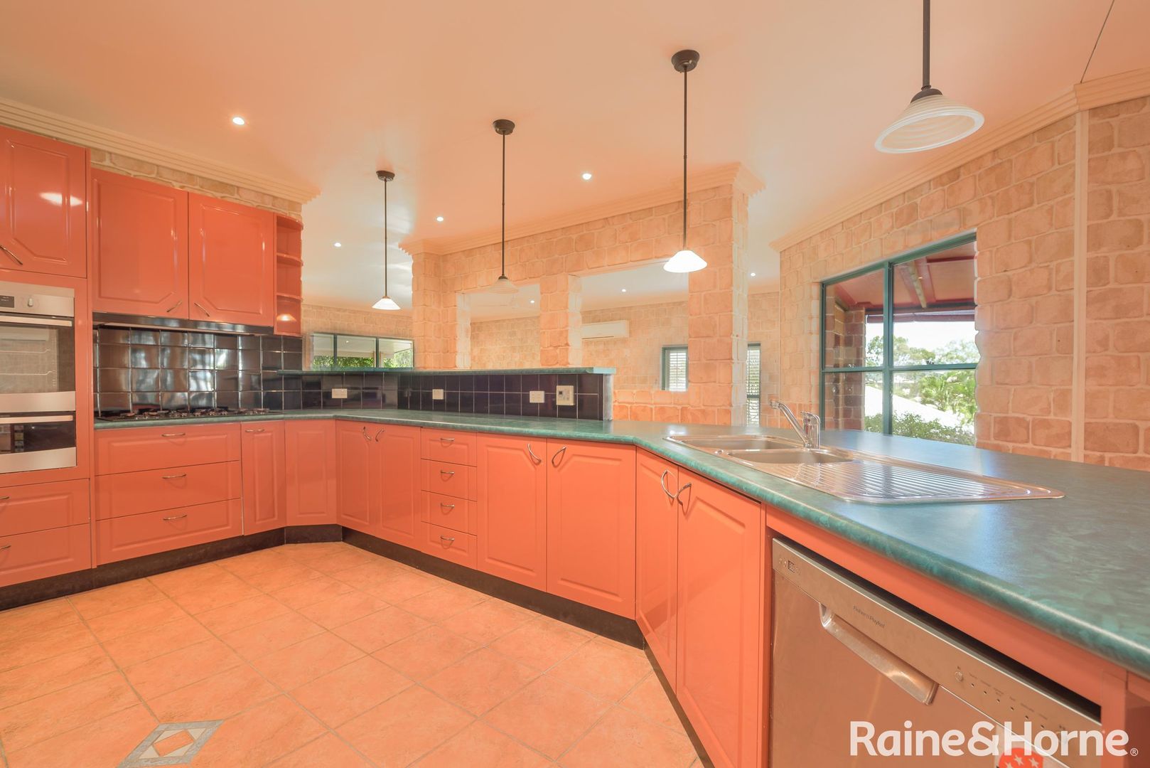 5 Maraboon Court, Clinton QLD 4680, Image 2