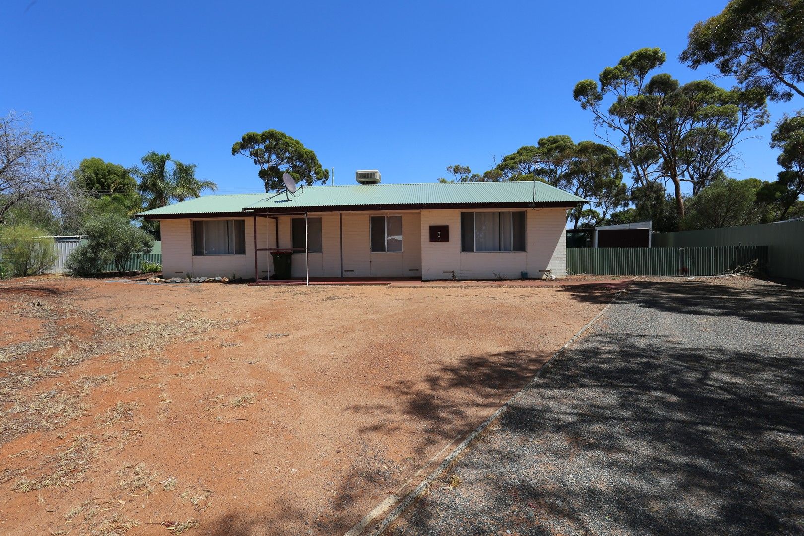 4 bedrooms House in 7 Ti-tree Crt KAMBALDA WEST WA, 6442