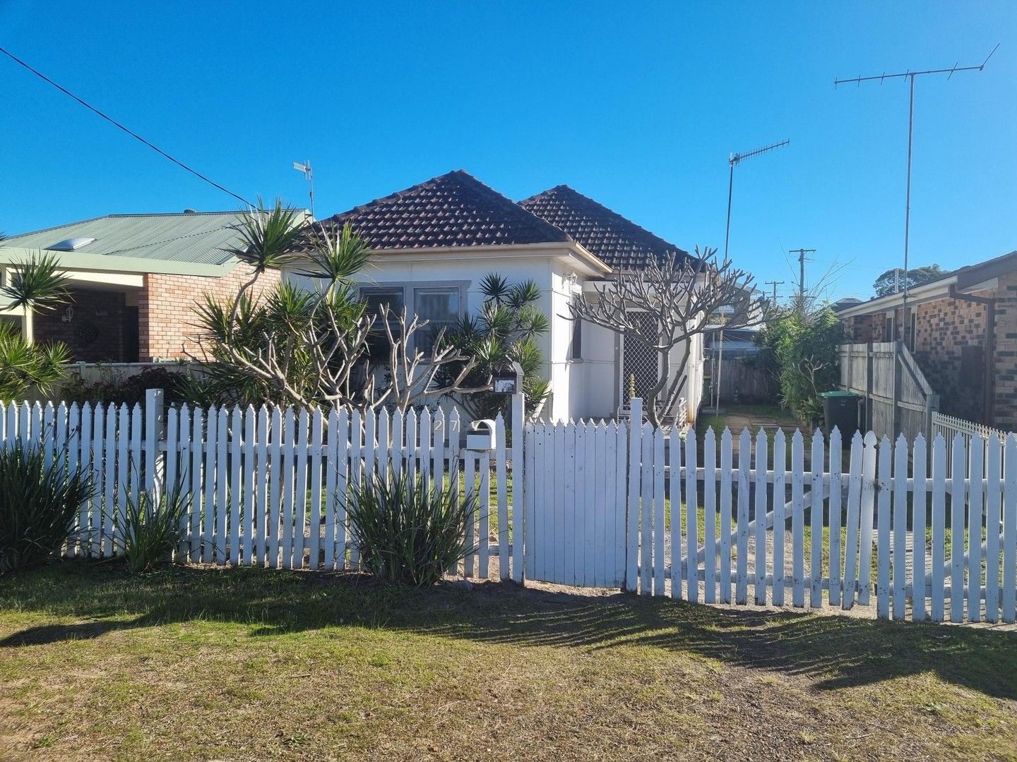 2 bedrooms House in 27 Pacific Avenue ETTALONG BEACH NSW, 2257