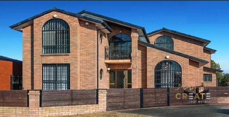 6 bedrooms House in 1 Amethyst Close ST ALBANS VIC, 3021