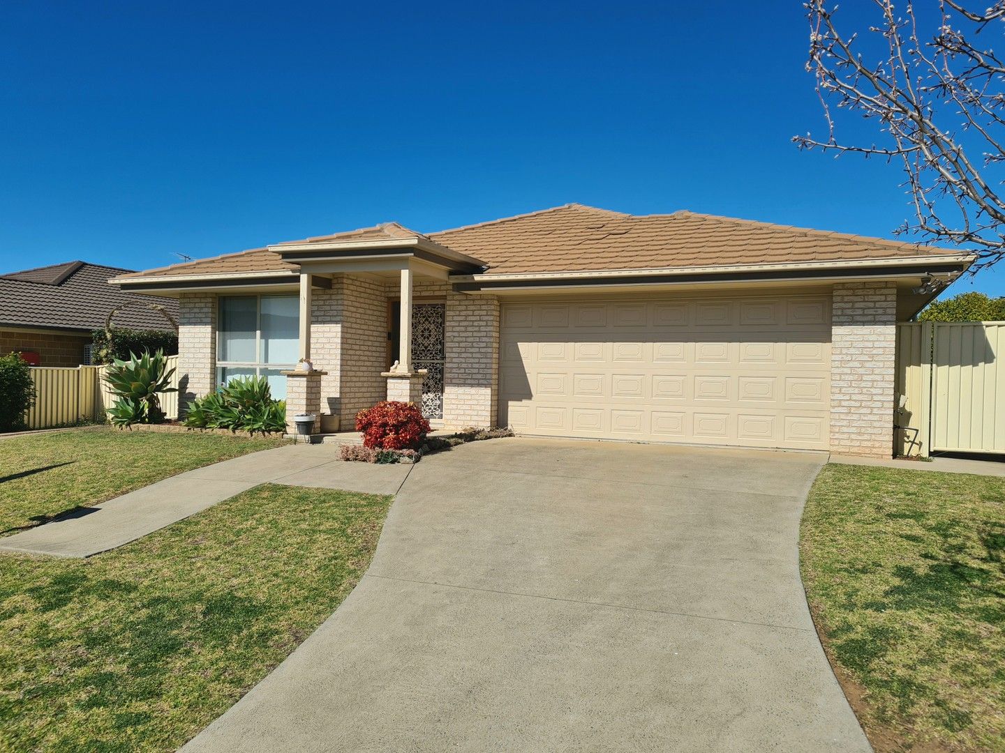 4 bedrooms House in 16 Falcon Drive TAMWORTH NSW, 2340