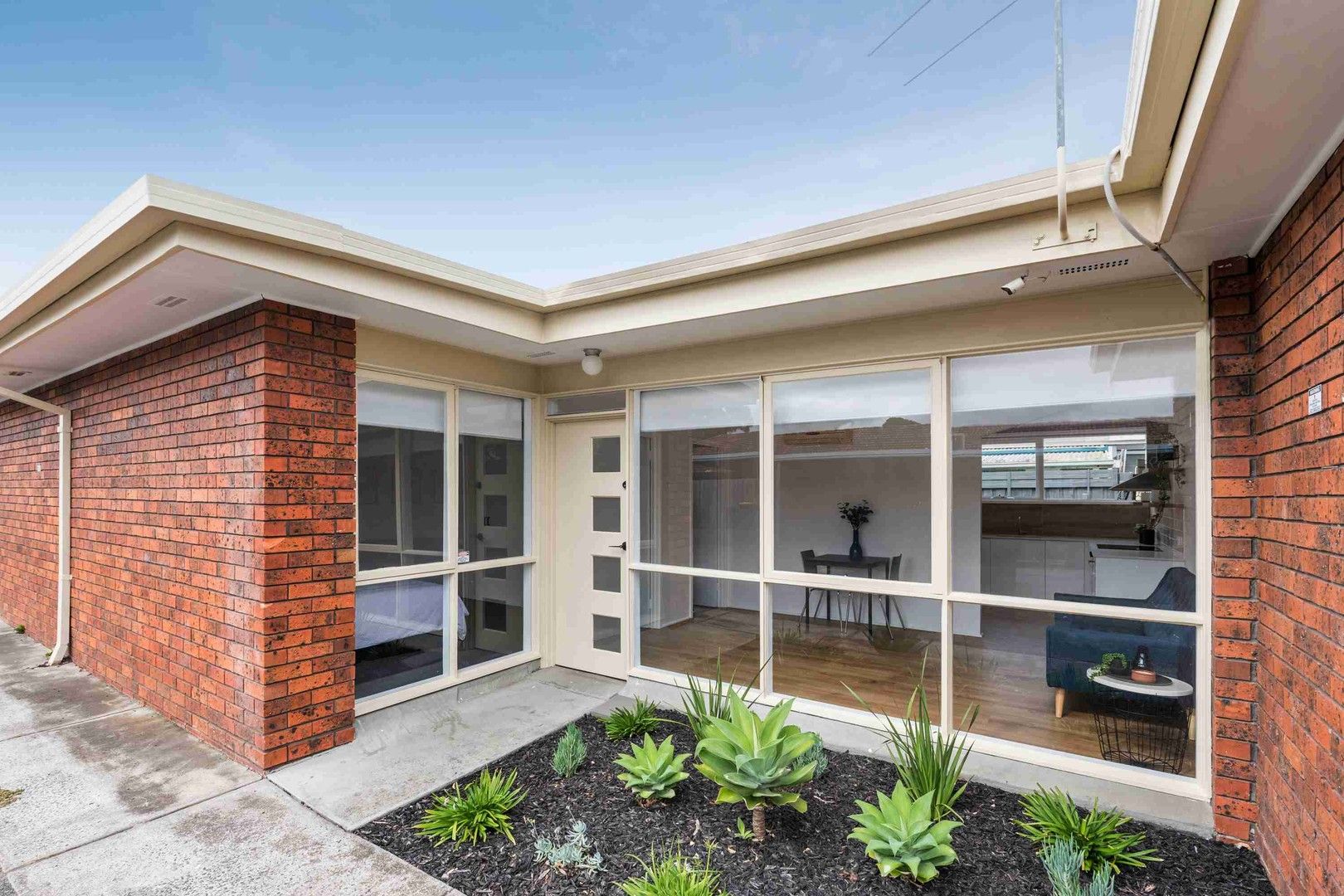 2 bedrooms Apartment / Unit / Flat in 2/18 Carder Avenue SEAFORD VIC, 3198