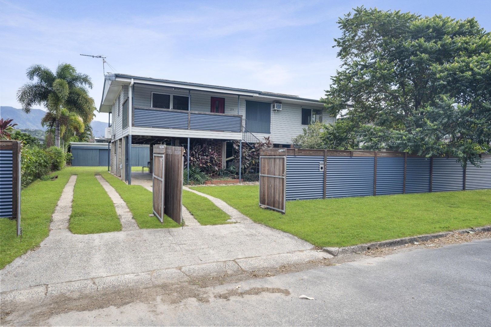 3 bedrooms House in 259 Pease Street EDGE HILL QLD, 4870