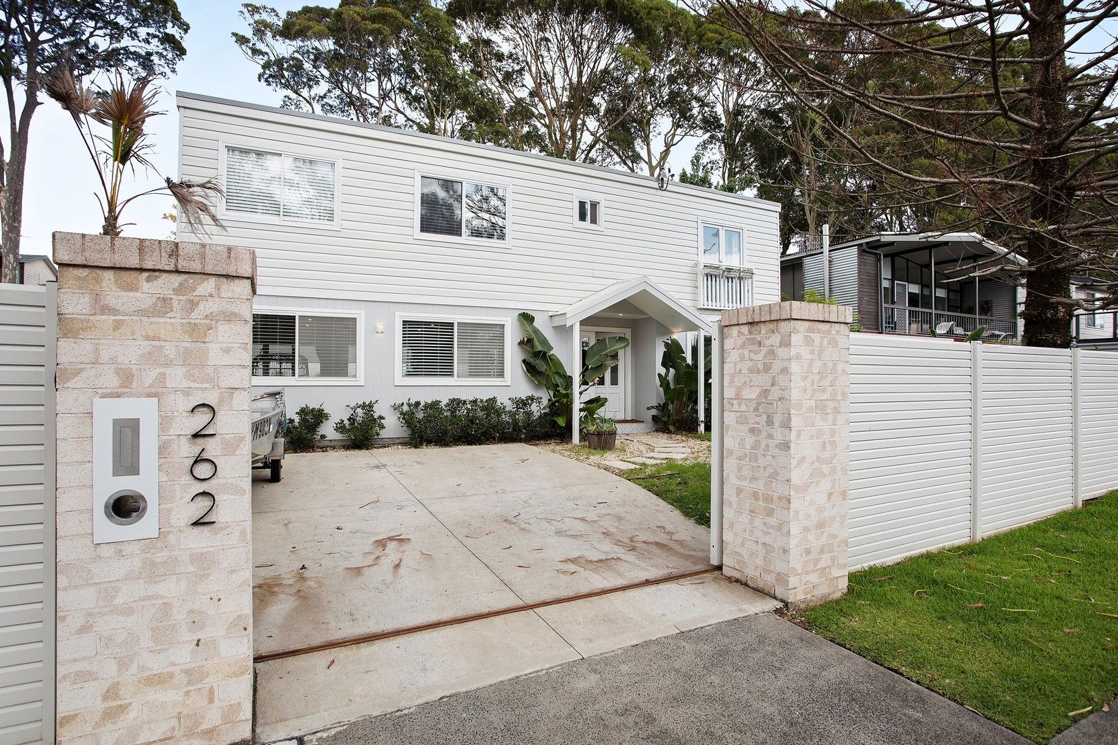 5 bedrooms House in 262 Lakedge Avenue BERKELEY VALE NSW, 2261