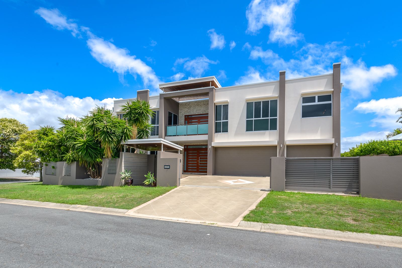 9 Zenith Crescent, Pacific Pines QLD 4211, Image 1