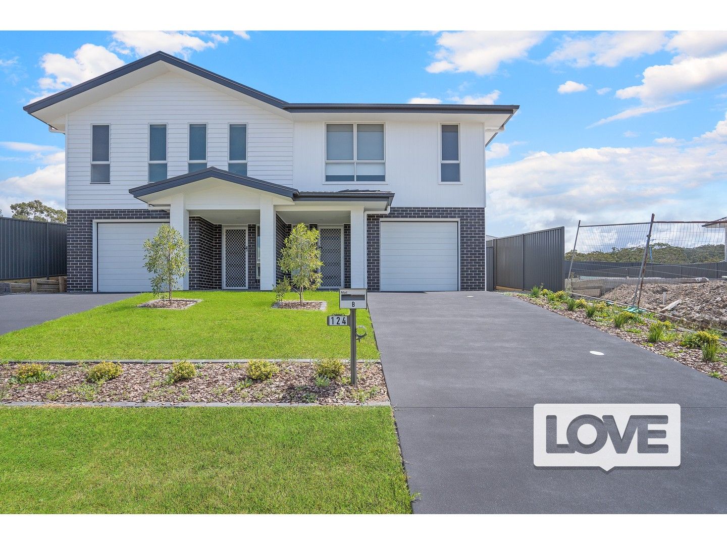 4 bedrooms Townhouse in 124B Estelville Cct CAMERON PARK NSW, 2285