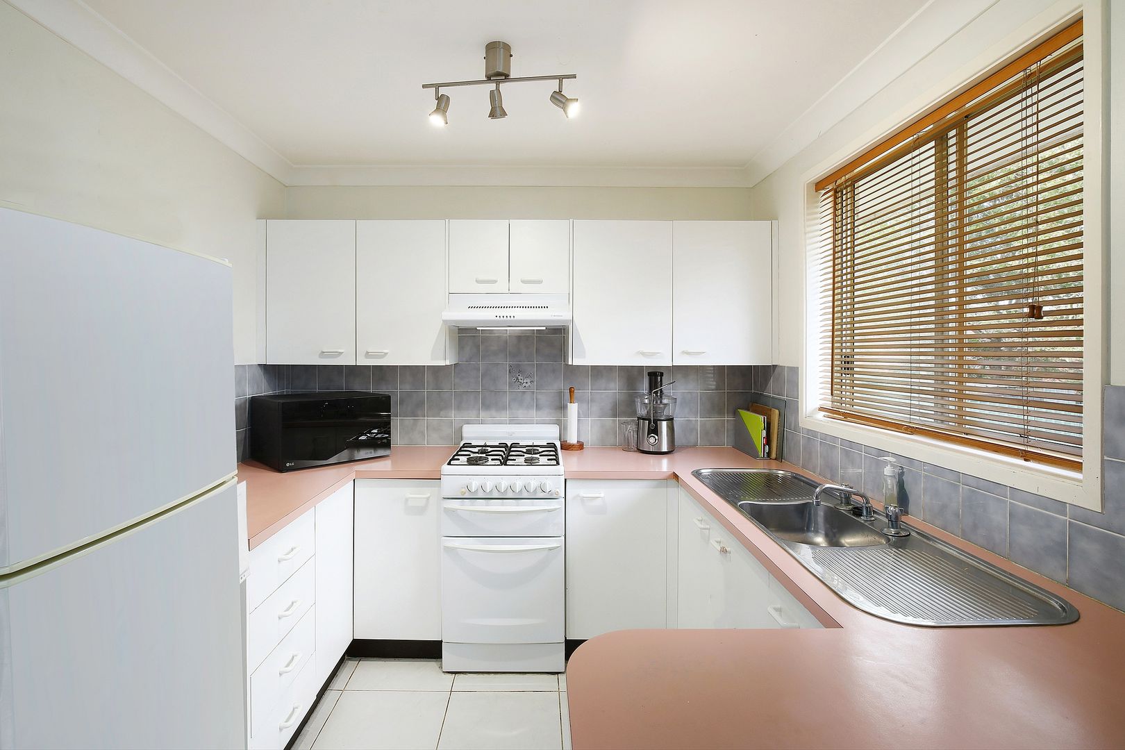 2 Debra Anne Drive, Bateau Bay NSW 2261, Image 2