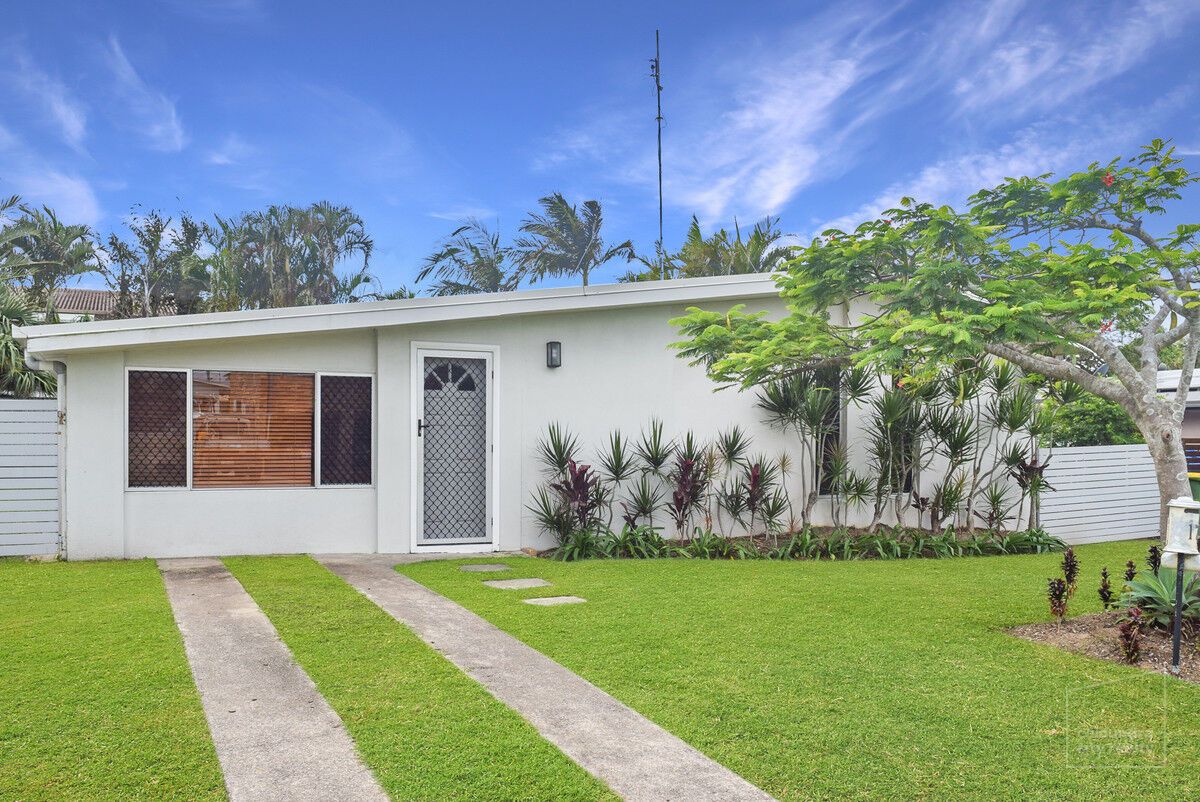 4 bedrooms House in 17 Elinya Street BATTERY HILL QLD, 4551