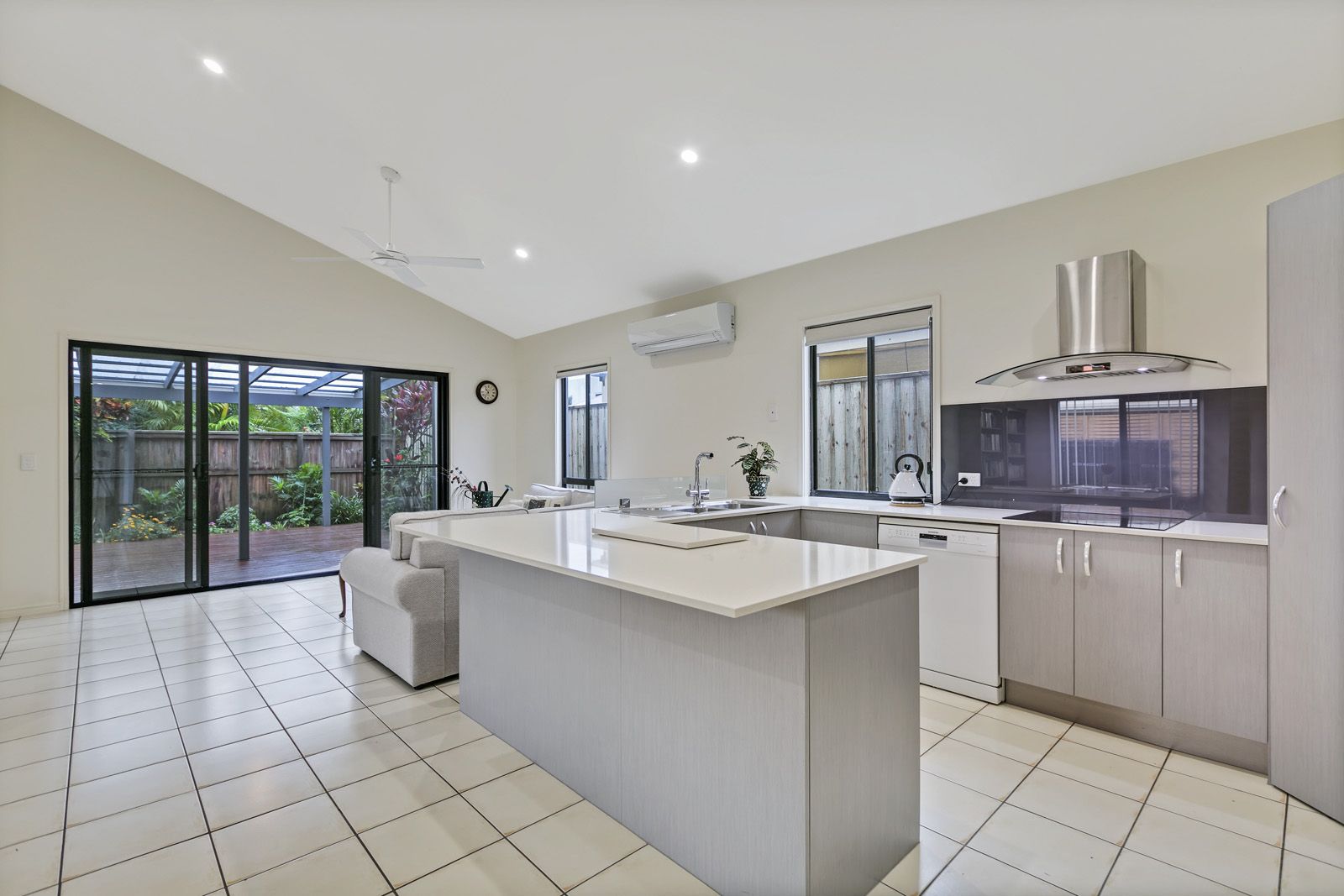 8 Maui Court, Kawana Island QLD 4575, Image 2