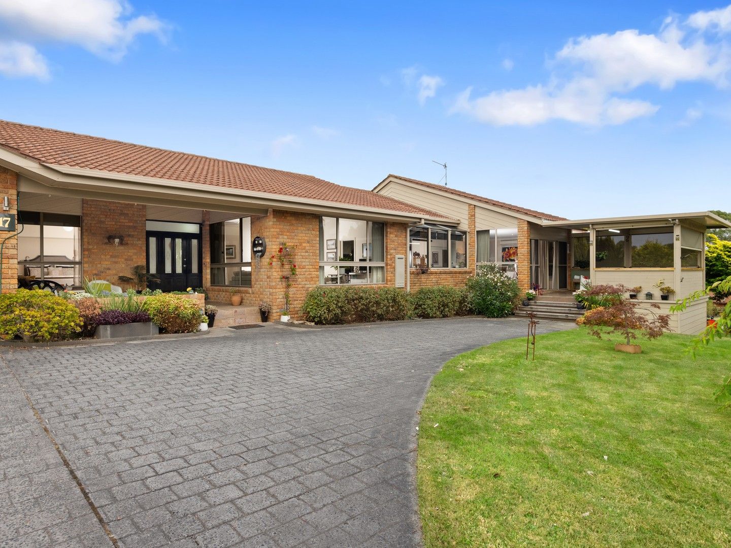 4 bedrooms House in 17-19 Valley View Parade KORUMBURRA VIC, 3950