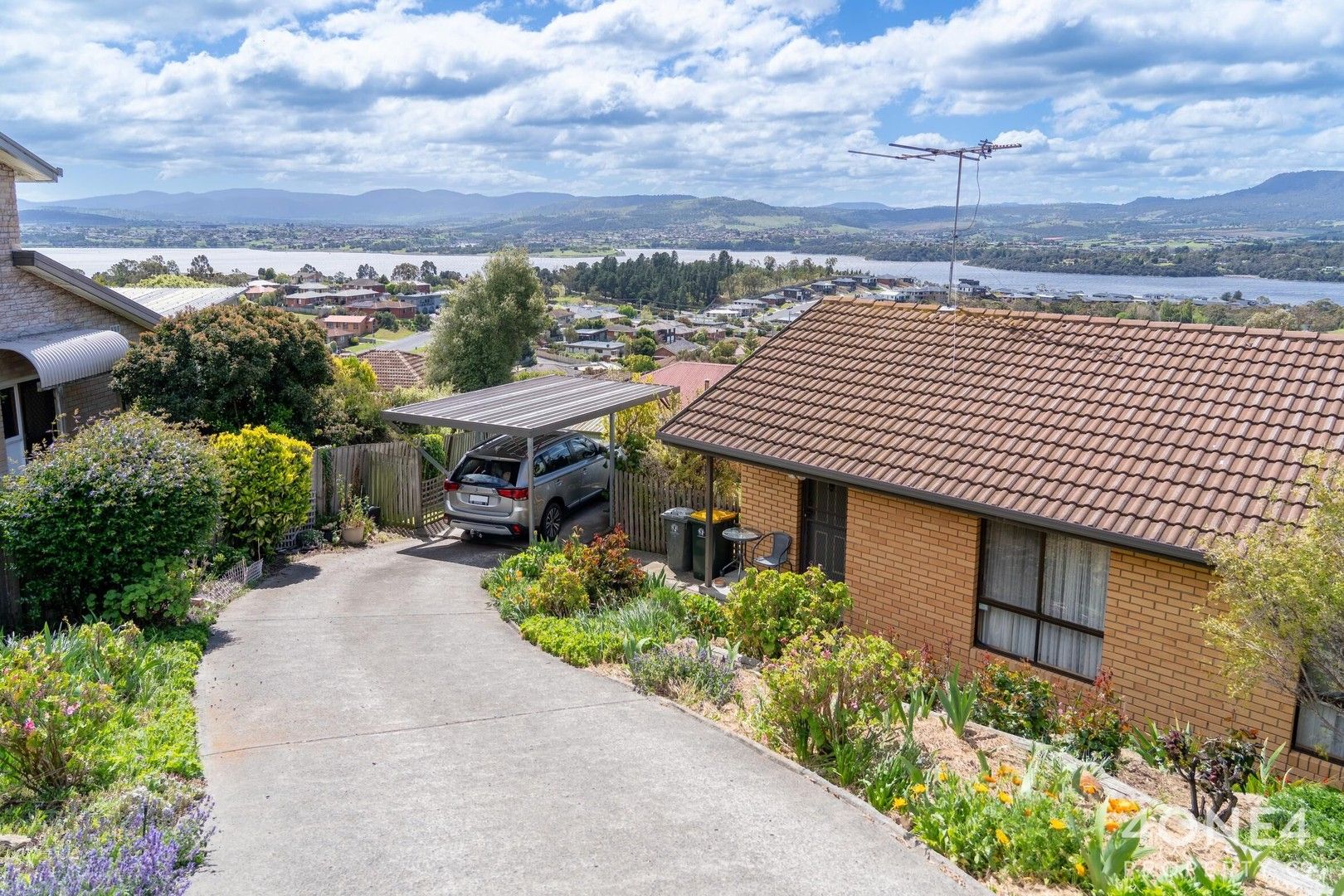 3 bedrooms House in 10 Newitt Drive AUSTINS FERRY TAS, 7011