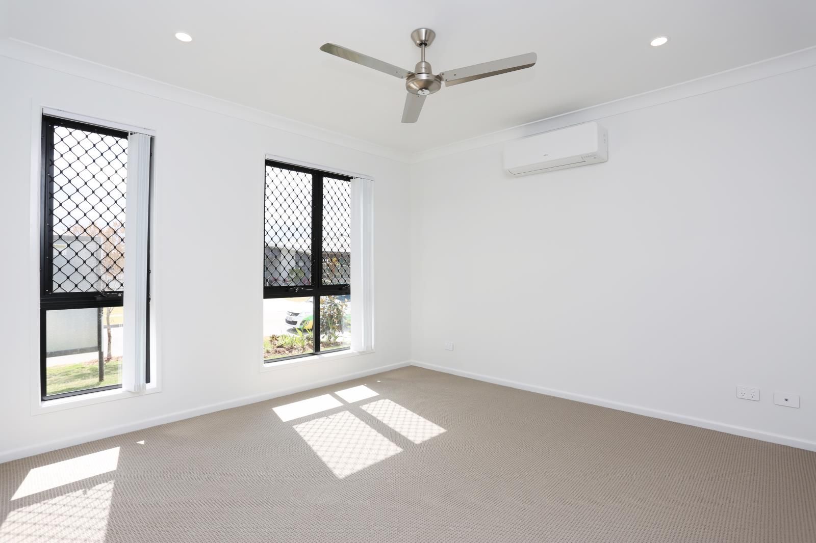 4 bedrooms House in 9 Woodrow Street PIMPAMA QLD, 4209