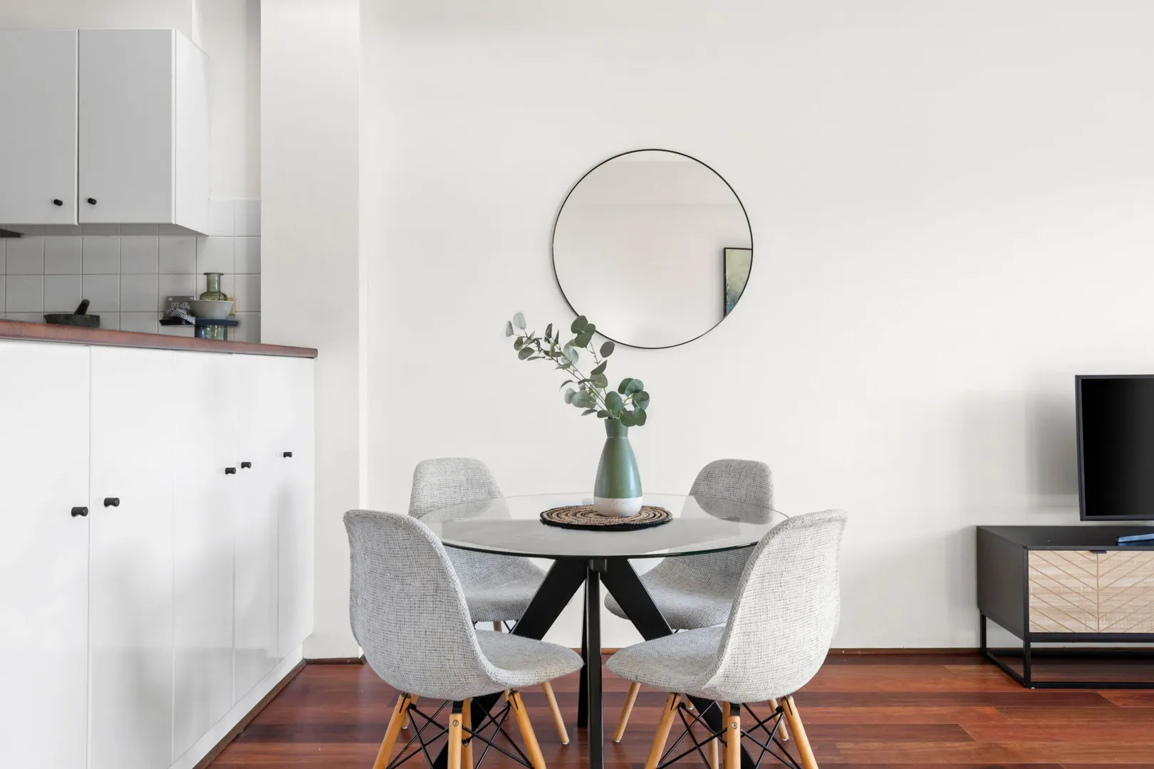Sunlit dual level warehouse conversion with views to the city Top floor abode in warehouse conversion with iconic views – pohled 5