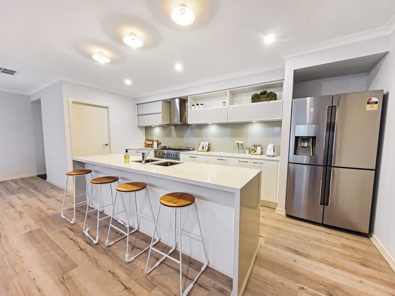 4 bedrooms House in 18 Knightsford Avenue CLYDE VIC, 3978