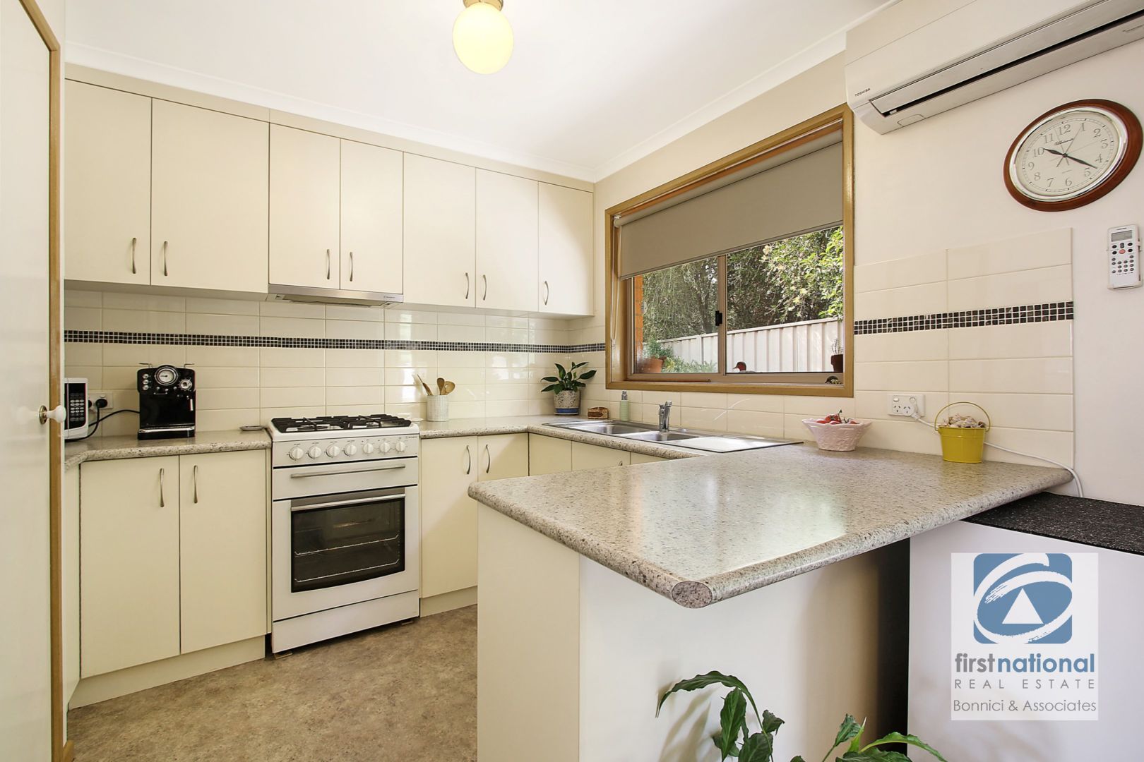 2/21 Kingsbury Court, West Wodonga VIC 3690, Image 2