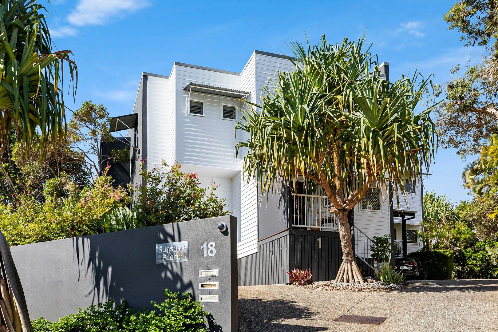 3 bedrooms Townhouse in 1/18 Sobraon Street SUNRISE BEACH QLD, 4567