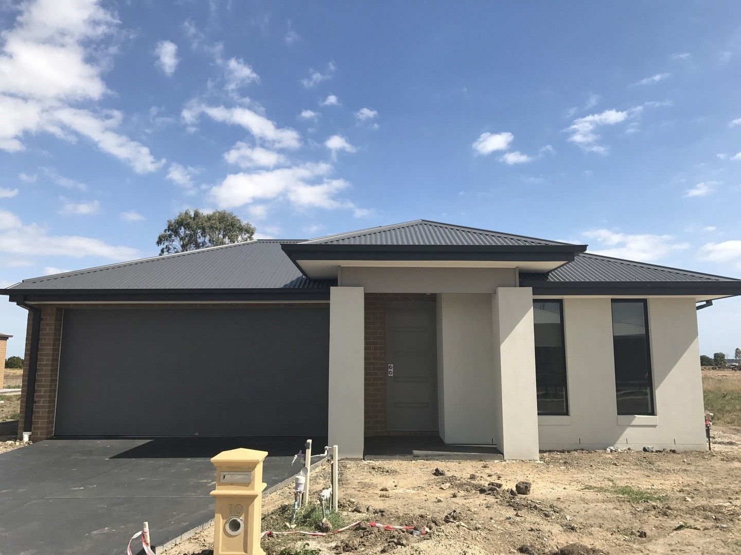 4 bedrooms House in 10 Wendy Way PAKENHAM VIC, 3810
