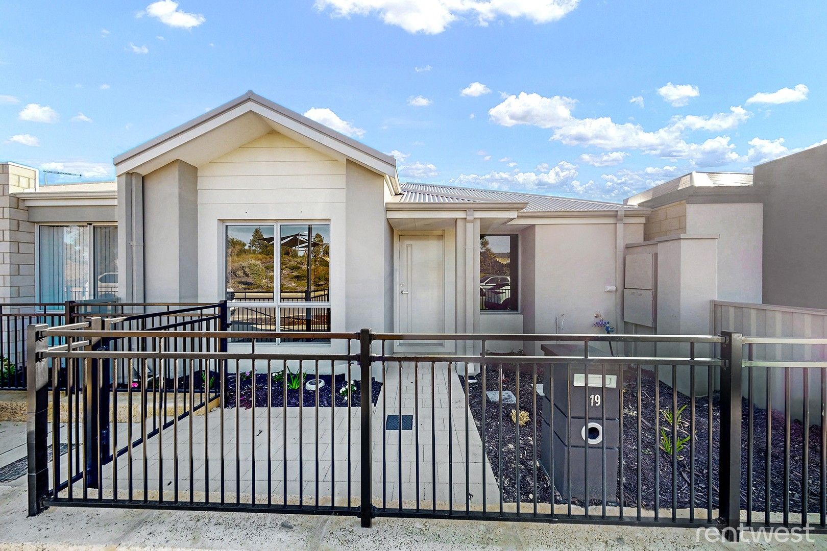 3 bedrooms House in 19 Paradoxa Rd HAMMOND PARK WA, 6164